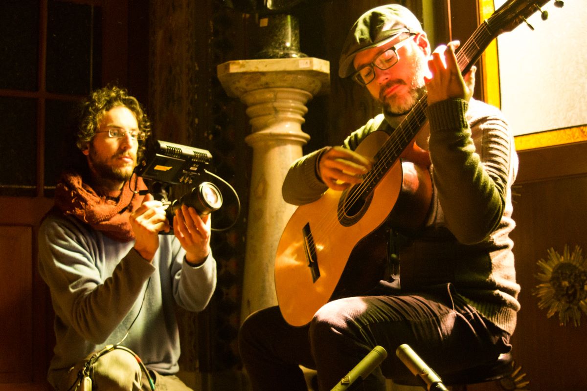 Acervo lança vídeos inéditos com o violonista Thiago Colombo