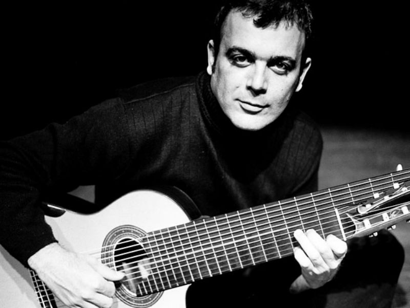 Paulo Martelli apresenta repertório de Bach para violão de 11 cordas