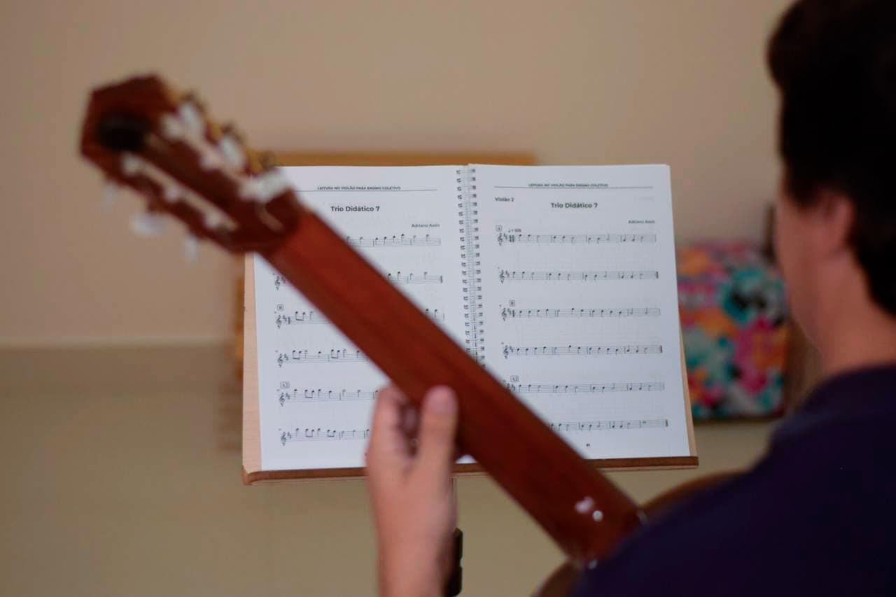 Leitura para violão no ensino coletivo é tema de livro