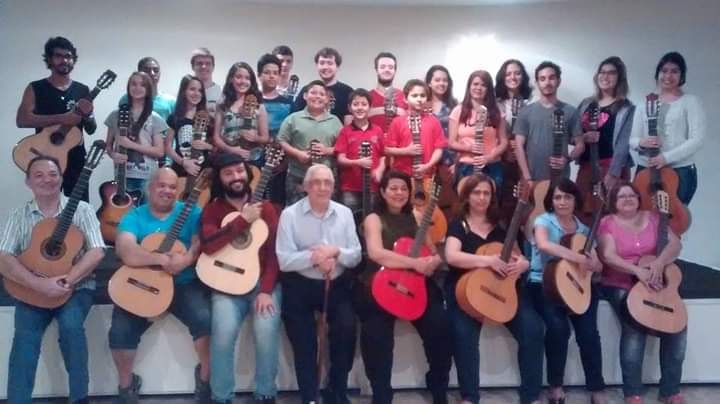 Morre Antonio Manzione, maestro que ensinou as primeiras notas musicais a grandes nomes do violão brasileiro - foto: Antonio Manzione e alunos