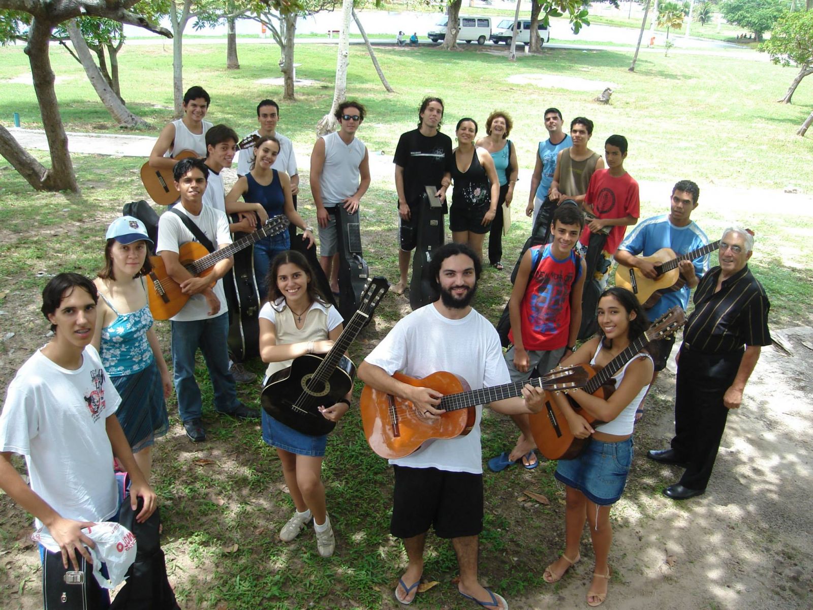 Morre Antonio Manzione, maestro que ensinou as primeiras notas musicais a grandes nomes do violão brasileiro - foto: Antonio Manzione e alunos