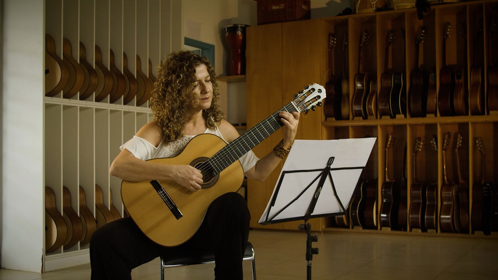 Músicas inéditas de Armando Neves são reveladas pela violonista Paola Picherzky - Foto: Paola Picherzky 