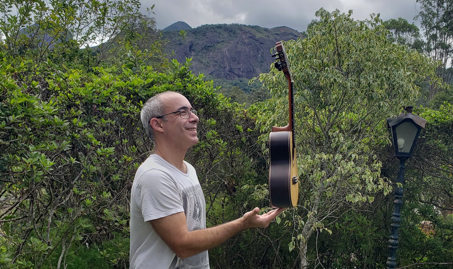 Violonista Carlos Chaves busca financiamento para dois CDs de cavaquinho solo e álbum de partituras - foto: Carlos Chaves no quintal de sua casa, em Teresópolis / arquivo particular