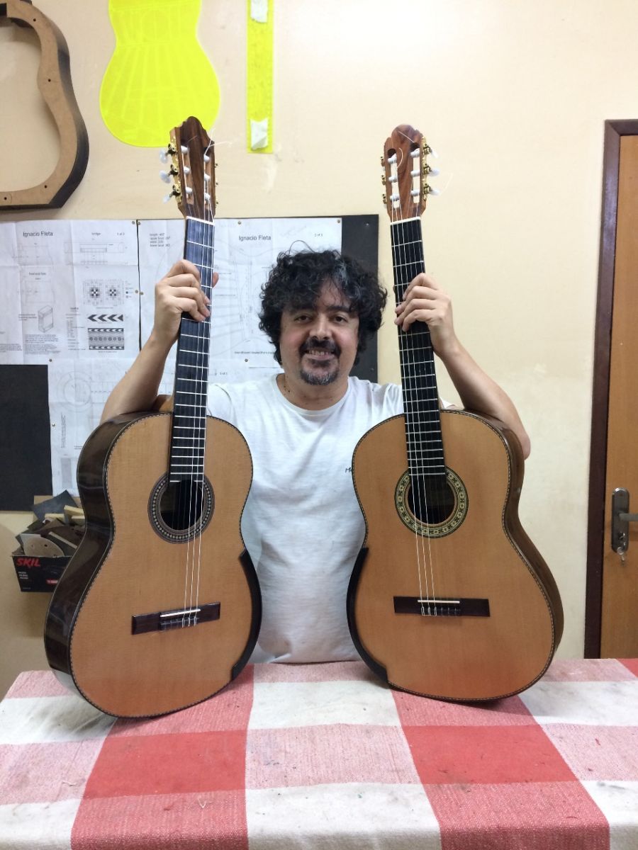 O luthier e violonista Cleyton Fernandes com uma ideia na cabeça e uma ferramenta nas mãos - Foto: Cleyton Fernandes