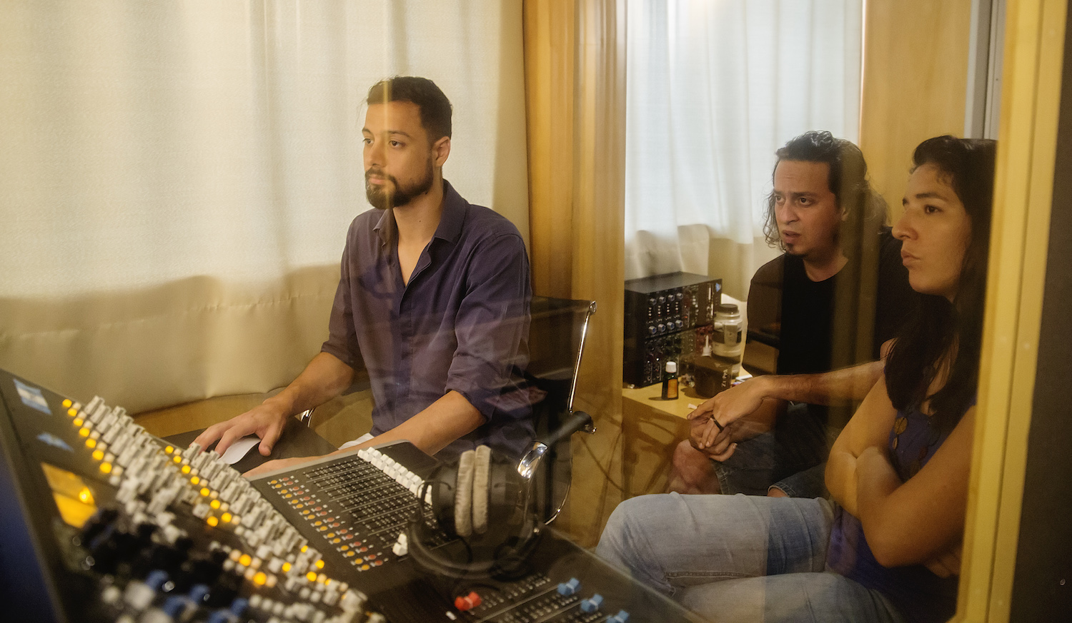 Vídeo mostra bastidores do disco Concurso Novas 4 - (Gil Costa, Chrystian Dozza e Elodie Bouny no Estúdio Bagual, Rio de Janeiro - crédito: Andrea Testoni)