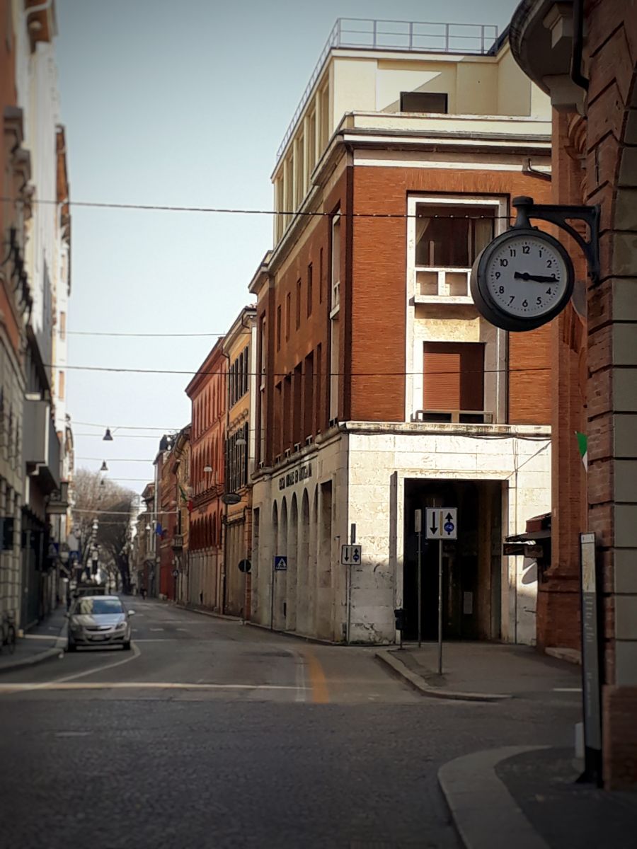 Violonista retrata a cidade de Forlì deserta e o avanço do Covid-19 na Itália - Corso della Republica. Crédito: Amadeu Rosa