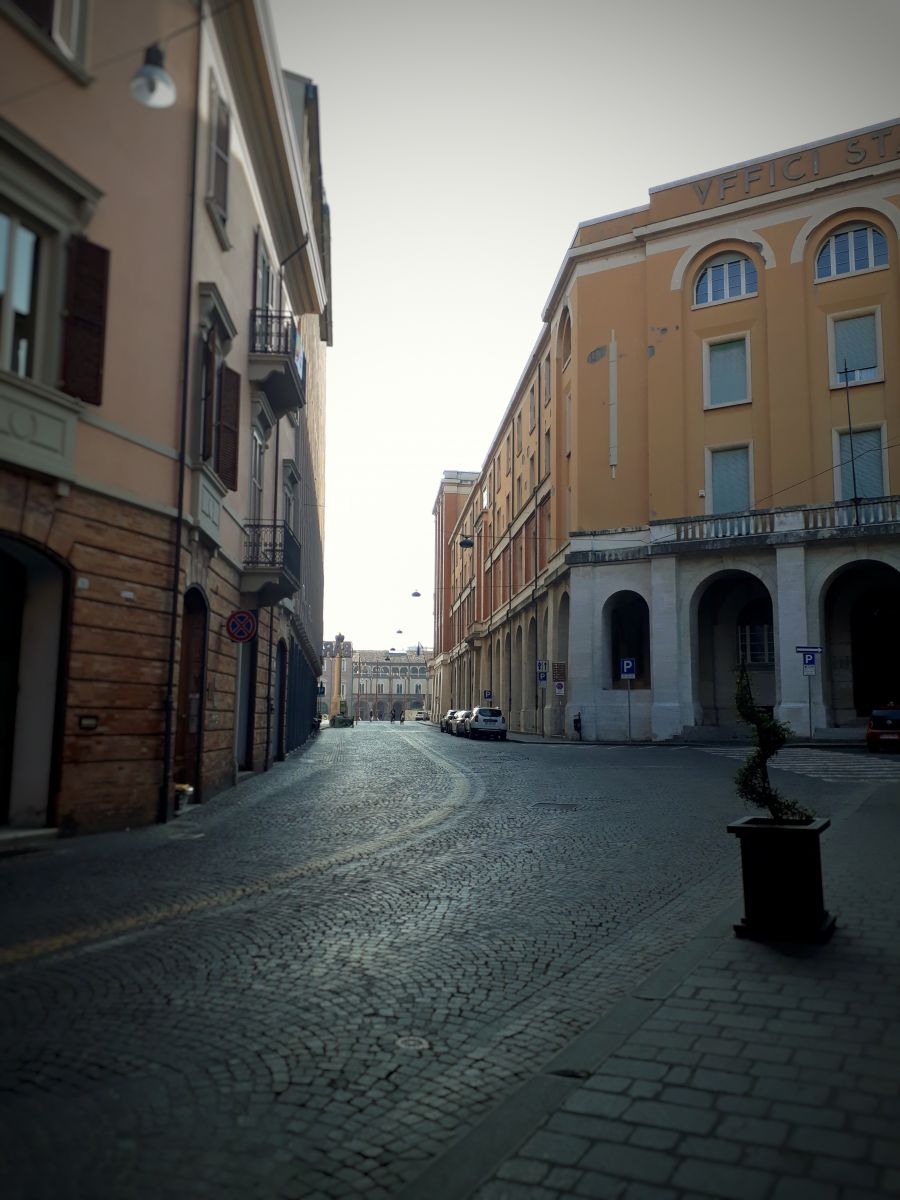 Violonista retrata a cidade de Forlì deserta e o avanço do Covid-19 na Itália - Centro histórico de Forlì. Crédito: Amadeu Rosa