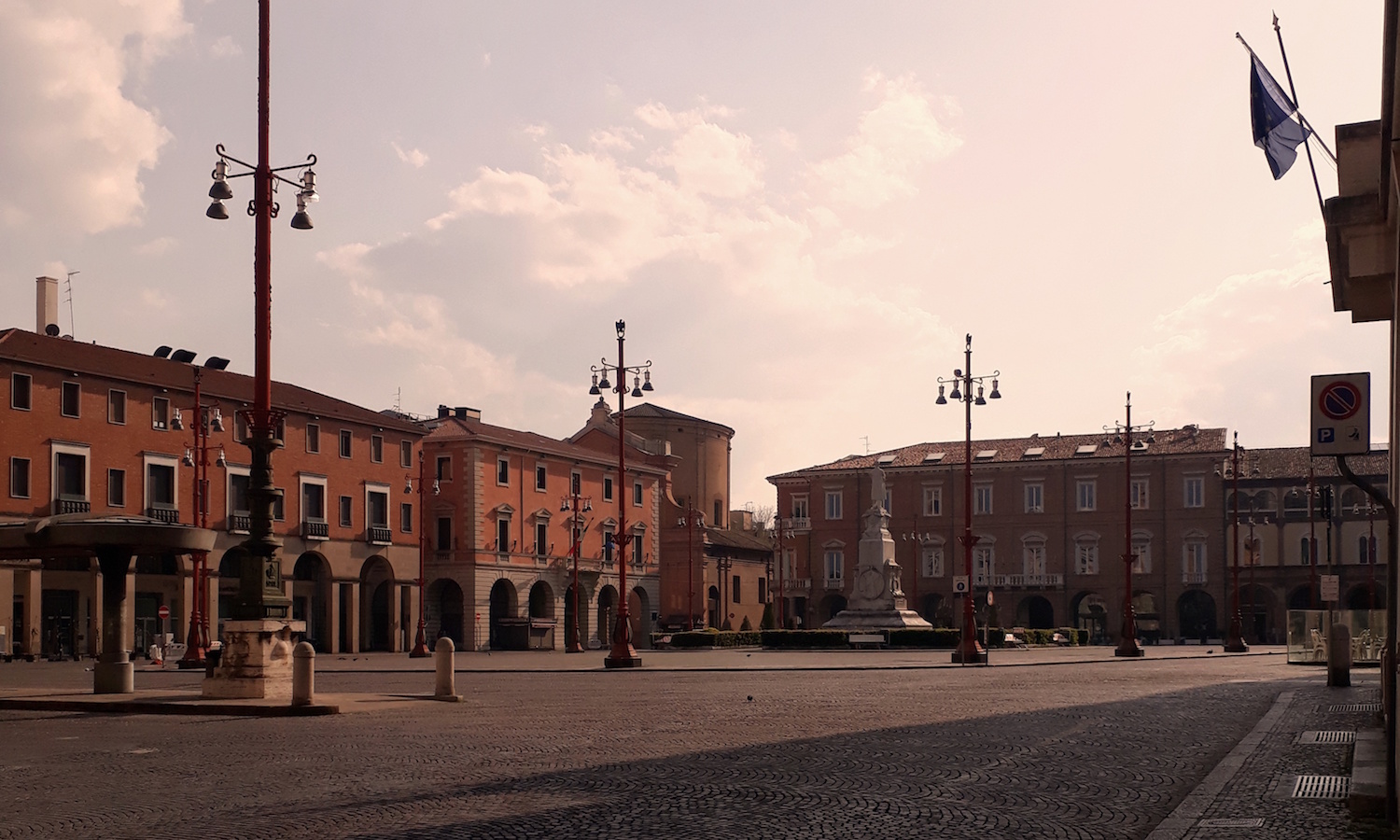 Violonista retrata a cidade de Forlì deserta e o avanço do Covid-19 na Itália - Piazza Saffi, praça principal de Forli. Crédito: Amadeu Rosa