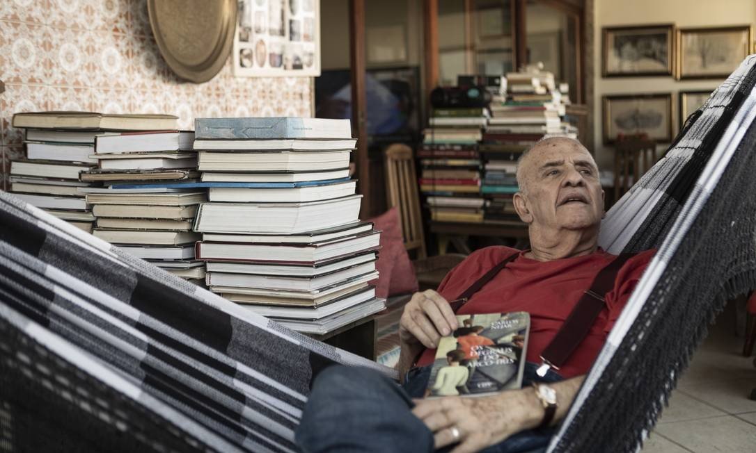 Violonista Marcelo Fernandes e a cantora Ana Lúcia Gaborim fazem recital na Academia Brasileira de Letras, no Rio - Foto: O acadêmico e escritor Carlos Nejar