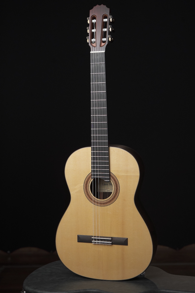 Luthier Lineu Bravo doa violão para rifa de financiamento coletivo do Acervo - Foto crédito: Carlo Vecchi)