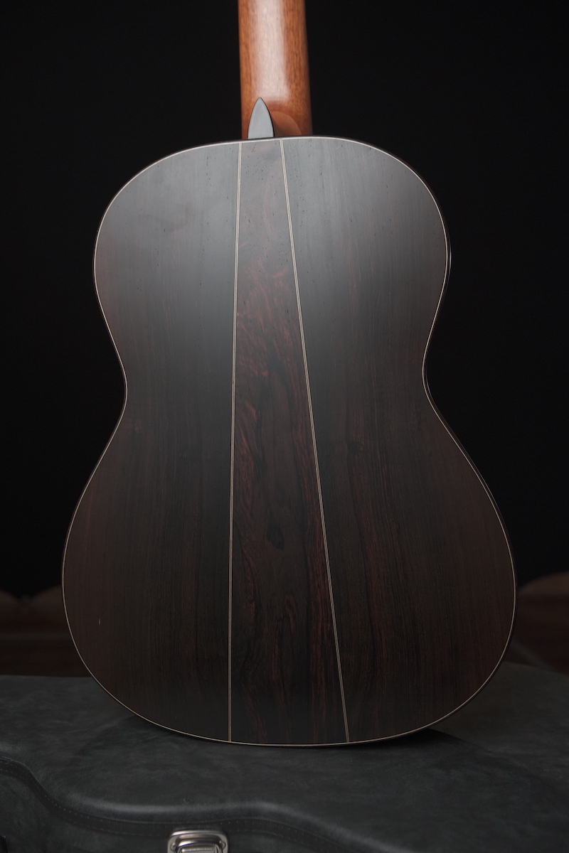 Luthier Lineu Bravo doa violão para rifa de financiamento coletivo do Acervo - Foto crédito: Carlo Vecchi)