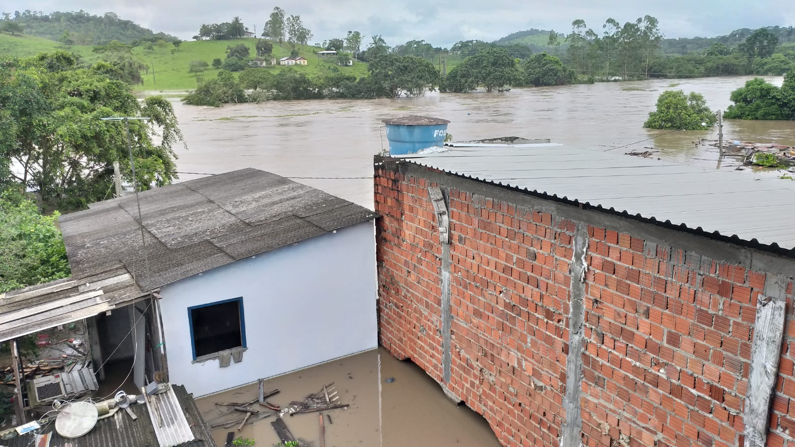 Enchente na Bahia destrói oficina do luthier Jacob de Oliveira - (Casa do luthier Jacob de Oliveira, em Itabuna - BA)