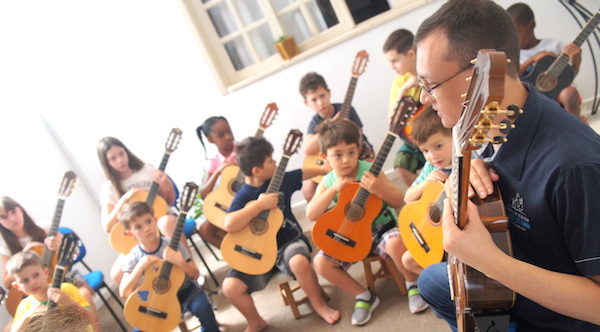 A metodologia Suzuki para violão no Brasil – entrevista com o professor Daniel de Lima - Foto: Daniel de Lima em sala de aula