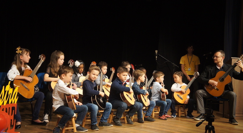 A metodologia Suzuki para violão no Brasil – entrevista com o professor Daniel de Lima - Foto: Daniel de Lima e seus alunos em apresentação no Sesc Chapecó