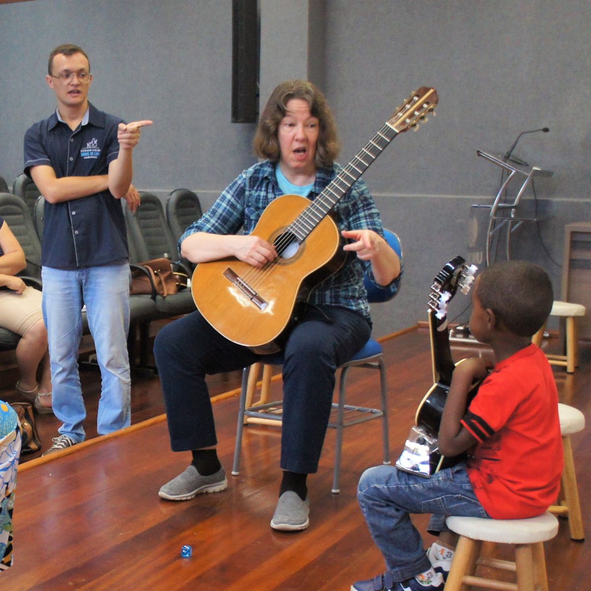 A metodologia Suzuki para violão no Brasil – entrevista com o professor Daniel de Lima - Foto: Os professores Daniel de Lima, MaryLou Roberts e o aluno Philippe Rodrigues