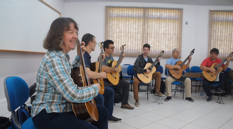 A metodologia Suzuki para violão no Brasil – entrevista com o professor Daniel de Lima - Foto: MaryLou Roberts ministrando curso para professores de violão