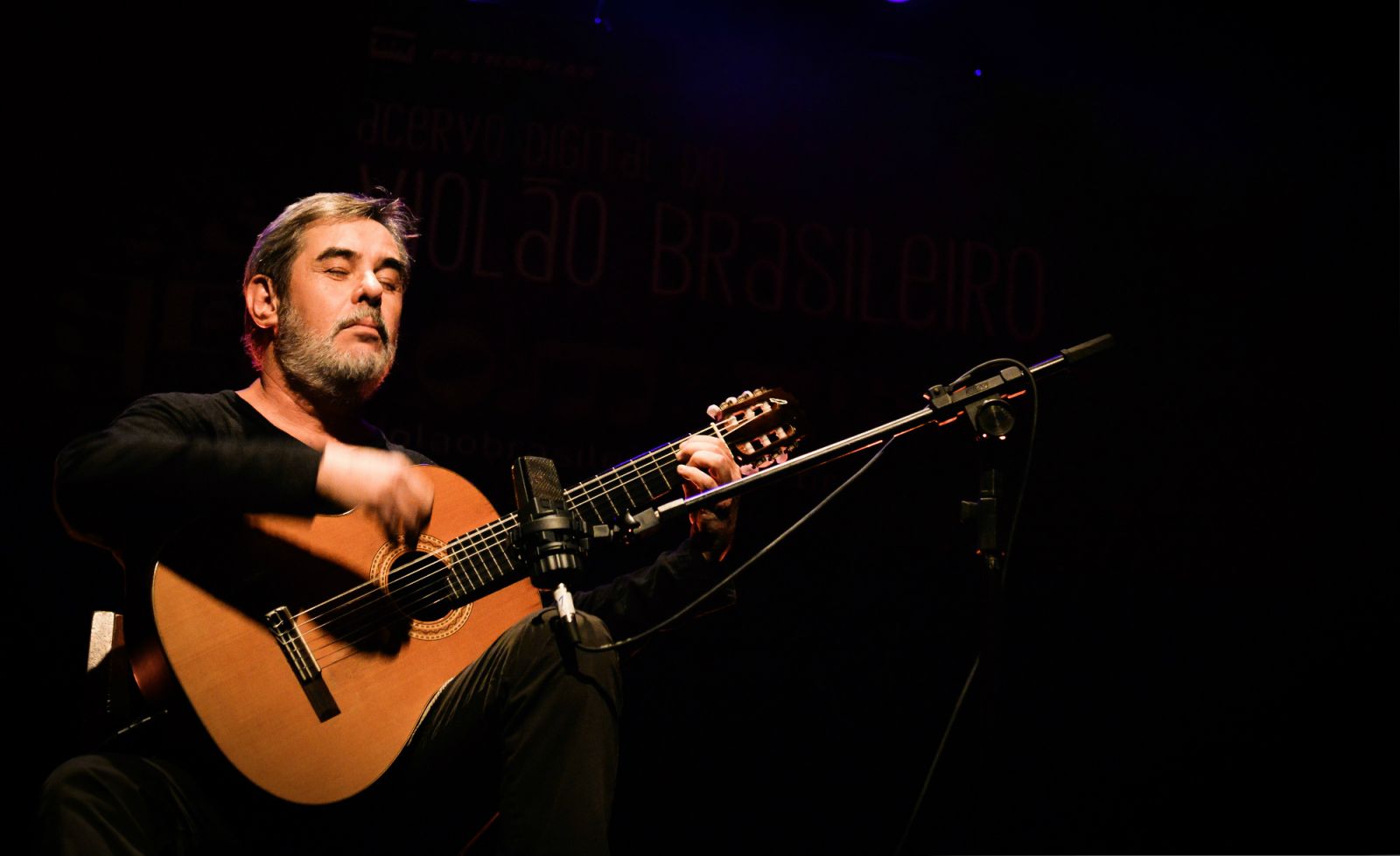 Marco Pereira realiza aulão grátis sobre a arte do acompanhamento – Foto: Marco Pereira no show de lançamento do Acervo Violão Brasileiro, Teatro Rival, Rio de Janeiro, agosto 2014 - Crédito: Elisa Gaivota