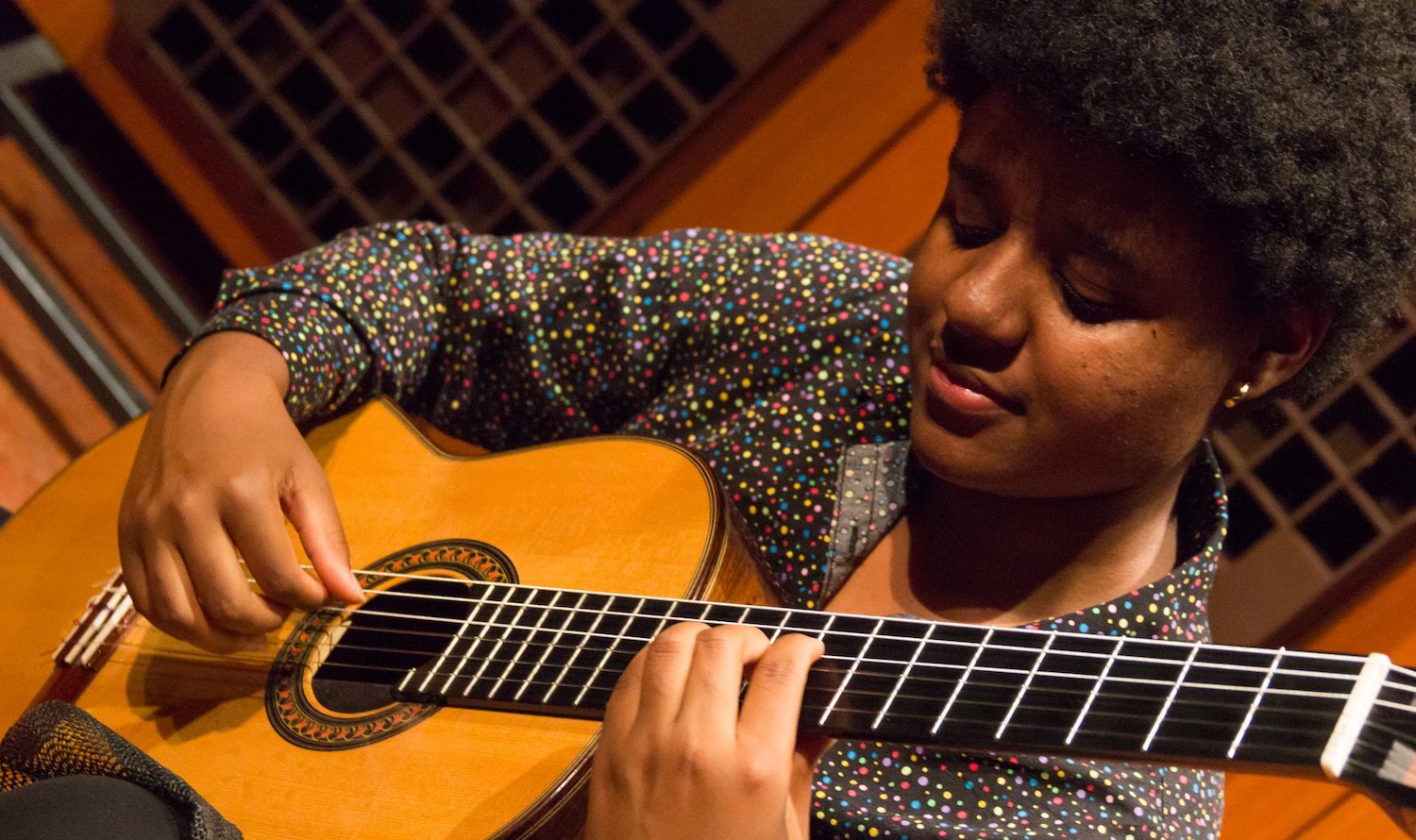 Gabriele Leite estreia concerto para violão e orquestra criado por João Luiz, unindo os madrigais e a música afro - Foto: Gabriele Leite