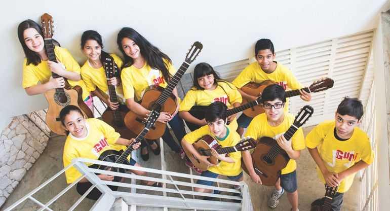 Projeto Guri é modelo no uso da música como meio de inclusão social  - Alunos de violão do Polo Ubatuba do Projeto Guri