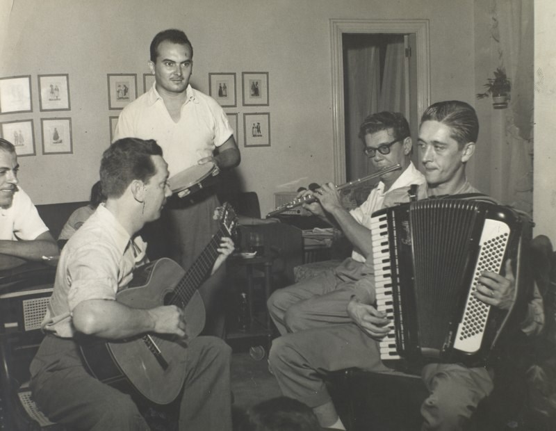 Radamés Gnattali - Foto: Última foto de Garoto, em 2 de maio de 1955, no apartamento de Radamés Gnattali (na flauta), com Chiquinho do Acordeon e Billy Blanco (em pé, no pandeiro) - Crédito: Arquivo particular Jorge Mello