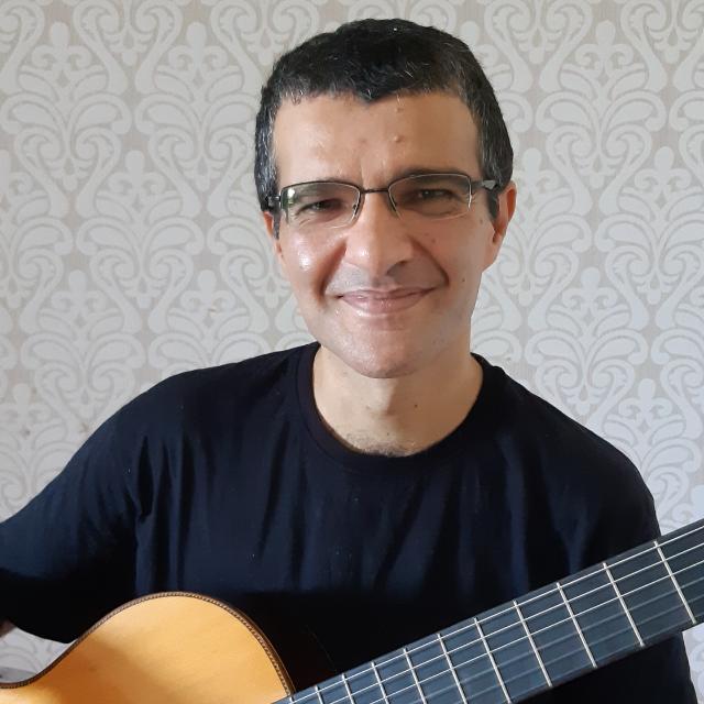 Sueli Moreira ganha o sorteio do violão Cleyton Fernandes Modelo Concert Lattice - O violonista e professor amazonense Luciano Souto, ganhador do eBatuque