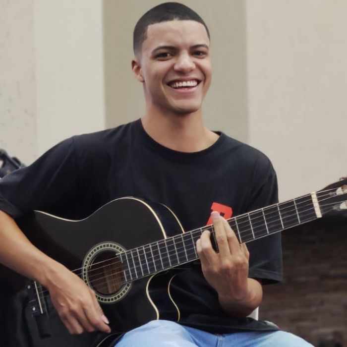 Sueli Moreira ganha o sorteio do violão Cleyton Fernandes Modelo Concert Lattice - Foto: O violonista capixaba Lucas Souza também ganhou o App eBatuque