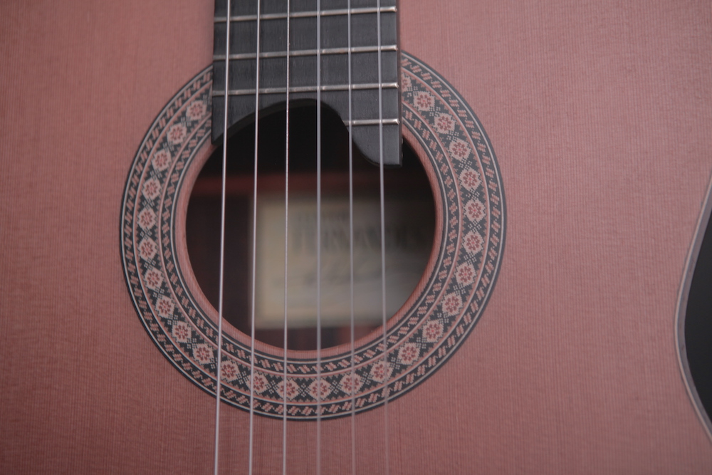 Luthier Cleyton Fernandes doa violão para a Rifa do Acervo - Foto: Violão Cleyton Fernandes Modelo Concert Lattice (Crédito: Carlos Vecchi)