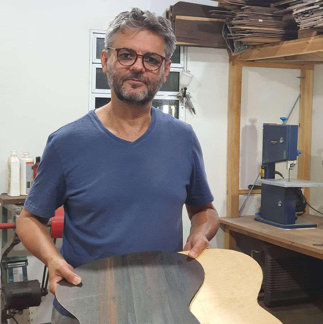 Luthier Valderrama: o grande mestre da harmonização de ressonâncias do violão - Foto: José Valderrama no seu ateliê - Arquivo particular