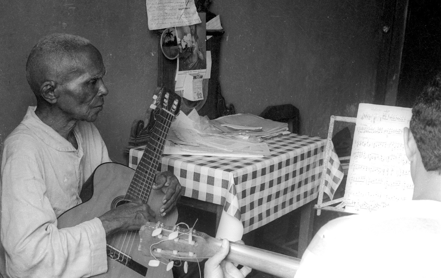 Lançamento de obras inéditas marcam 130 anos de Tó Teixeira, o primeiro negro a fazer recital de violão no Pará - Foto: Tó Teixeira dando aula