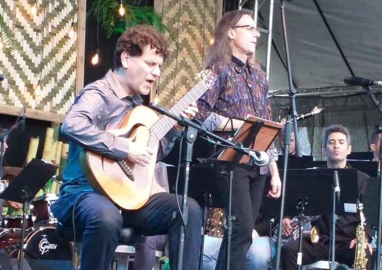 Violão Lírio é inovador pelo design, portabilidade e recursos sonoros de alta qualidade - Foto: Alieksey Vianna tocando no prototipo do Violão Lírio, no Tabuleiro Jazz Festival, em 2019